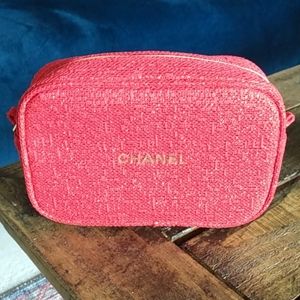 Chanel Holiday Makeup Bag NWT, chain not included.